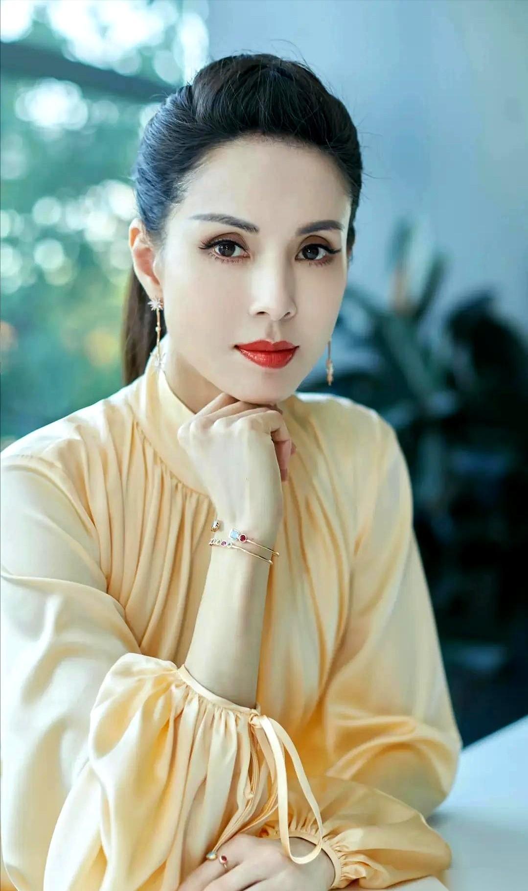 聊聊95版《神雕侠侣》里的李若彤。1998年，她32岁，红得发紫，却在饭局上，