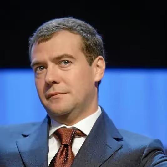 梅德韦杰夫的一番狠话近期震动全球：一旦俄罗斯在冲突中战败，将动用战略核武器直指乌