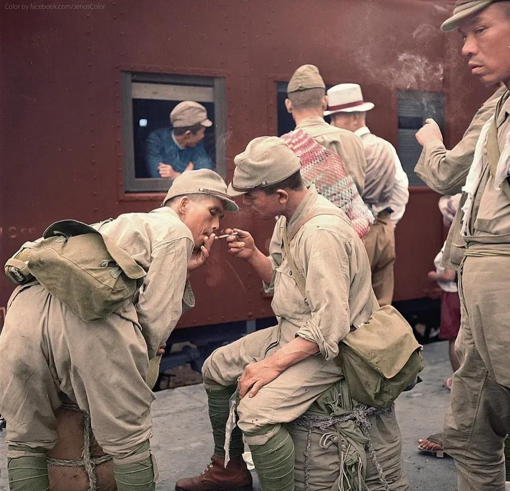 1945年9月8日，日本广岛火车站，解除武装的士兵登上开往东京的火车。