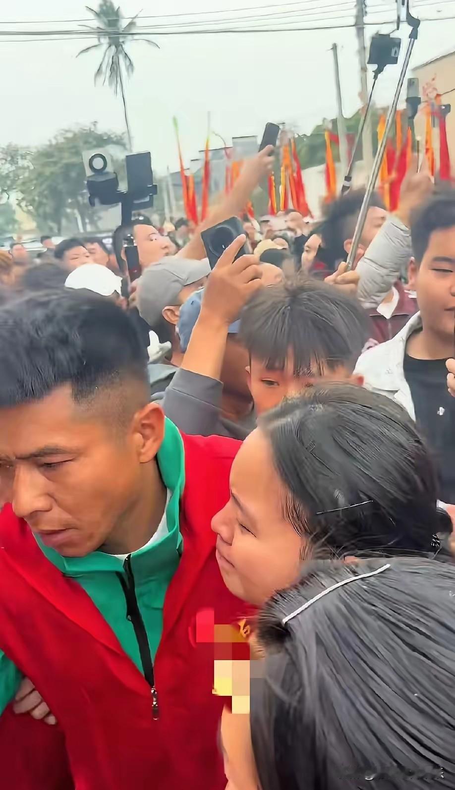 这个护小妈祖周全的绿衣男子不是别人，而是小妈祖的亲舅舅，在她委屈的时候安慰她，被