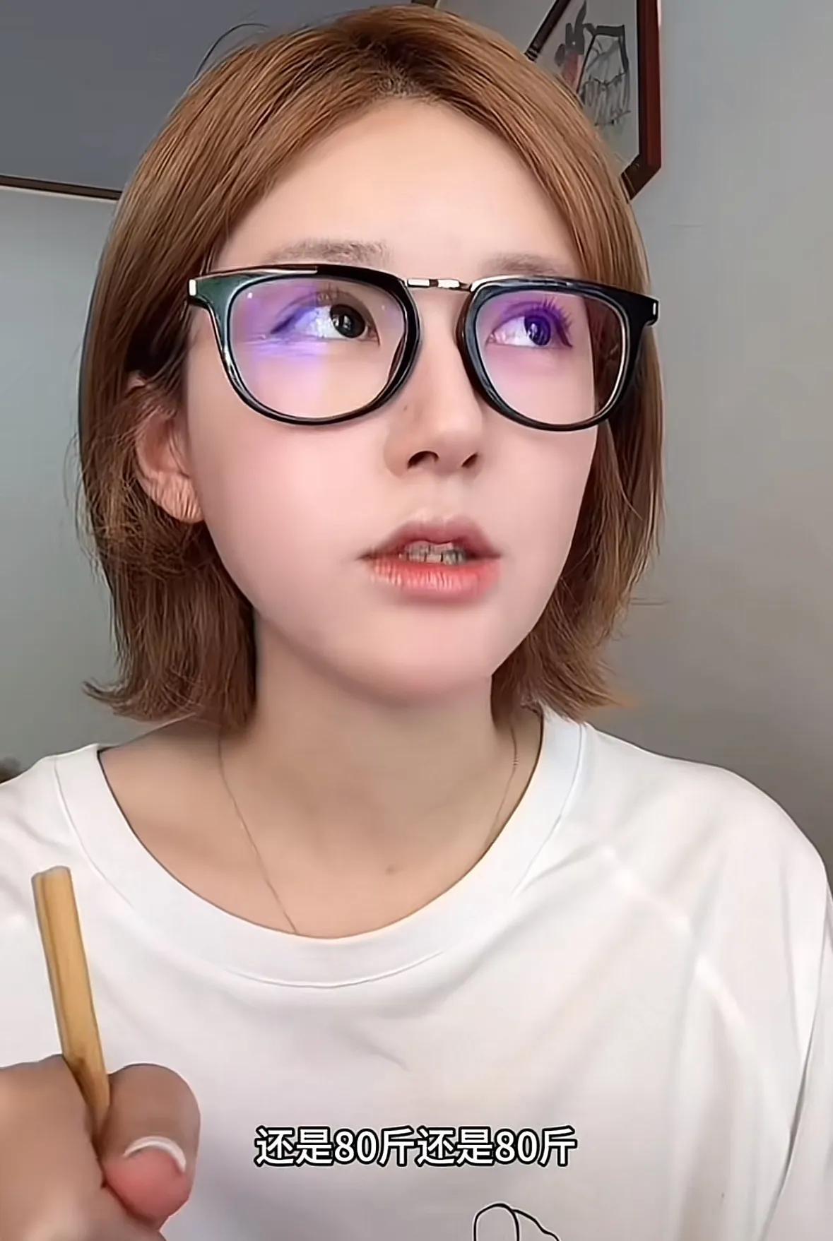 赵露思直播的时候突然说了一句大实话她说自己现在仍然是八十几斤，如果能去拍戏就