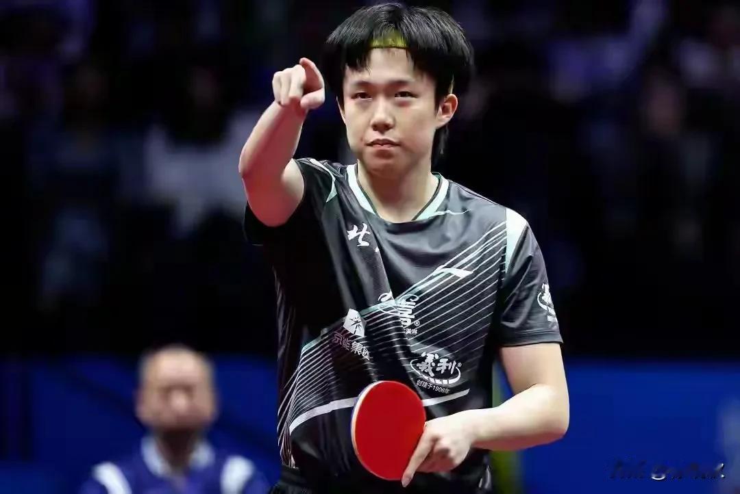 王楚钦，这个碰头的动作，让人心痛，让人感动。也让人无奈。好像是说。为什么呢？为什