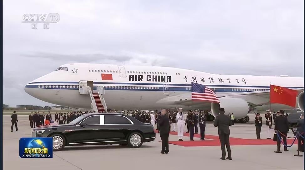 红旗和凯迪拉克同框，明显感觉红旗车更帅！​​​