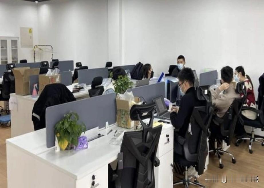 打个工，快自己打成老赖了[笑着哭]今天轮番接到团建公司（欠3w多），猎头机构（差2