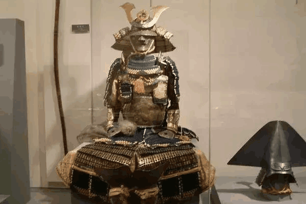 华丽的日本武士盔甲, 头盔上插俩大犄角真的不沉吗?