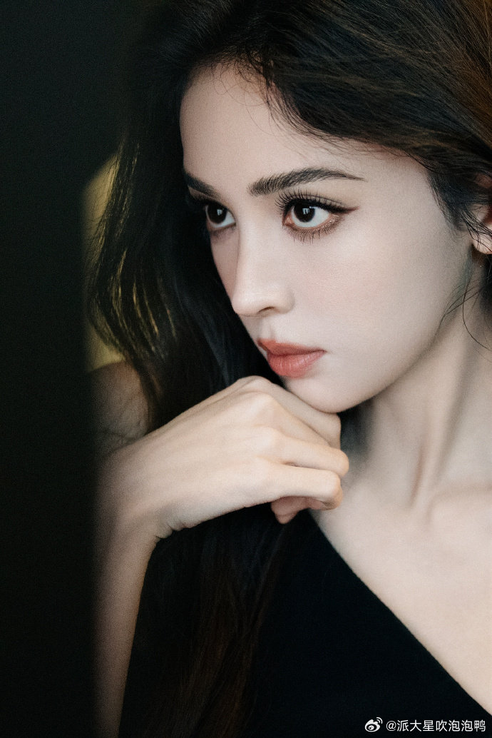 娜扎天选高干文女主这不就是妥妥的天选高干文女主吗，娜扎就是行走的衣架子，什么造