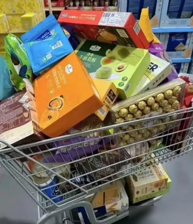 江西南昌市一女子星期天下午带孩子去山姆购物丢脸丢大了。其实就是她推着一整车东西结