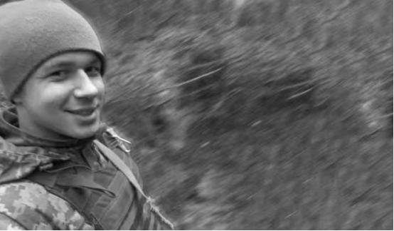 俄乌战争乌克兰第一个英雄称号获得者，这名乌军士兵确实是很有胆色，在俄军大批装甲集