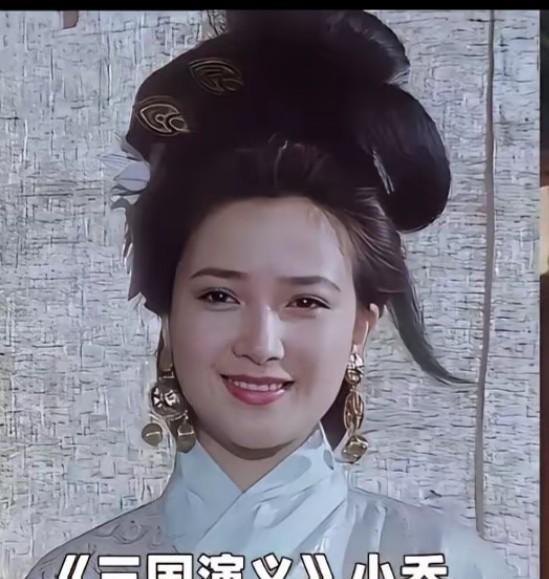 她没有名字。她在《西游记》里往你手心塞铜钱，在《三国》帐中为周瑜抚平战甲褶皱，