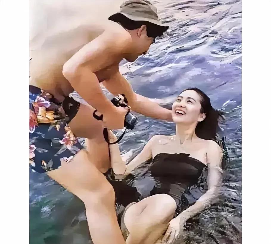这是林青霞与秦汉同游法国时在海边的一张老照片，拍摄于1990年。那时候林青霞36