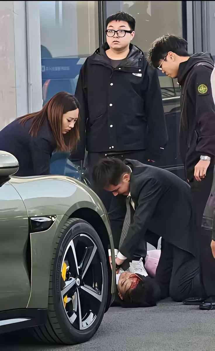 杭州交付中心，销售被客户试驾时撞死了。官方说这是人的问题，和智能驾驶没关系。