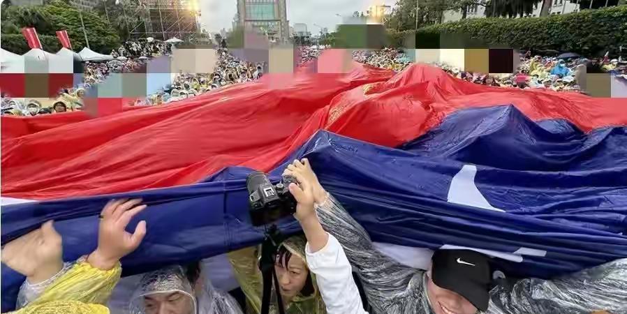 法国农民怒砸欧盟！拖拉机围城抗议“南美糊弄协议”。欧盟为了协议而协议完全不考虑