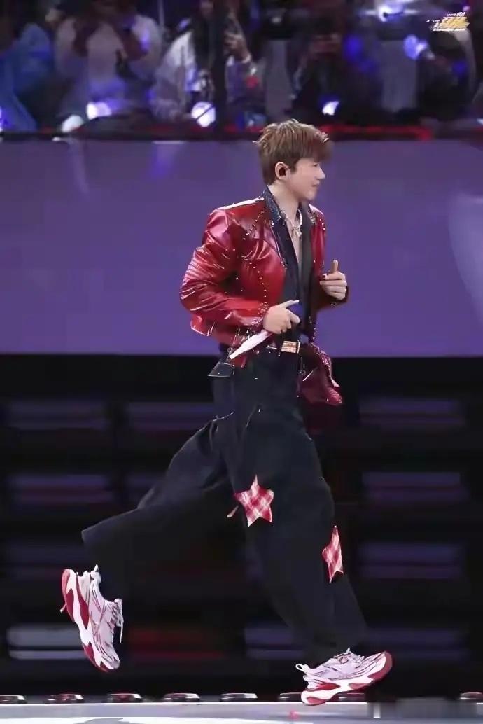 张杰在北京鸟巢连开十几场演唱会，结果被很多网友吐槽，我来告诉你他为什么这么干。开