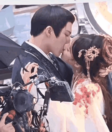 李一桐和刘宇宁这是真亲啊！我都看见李一桐咬刘宇宁的嘴唇了，两个人还真是敬业​​