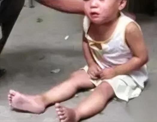 公园小孩哭着找爸妈！开口说出的名字让管理员愣住原来小家伙记不住爸妈真名，