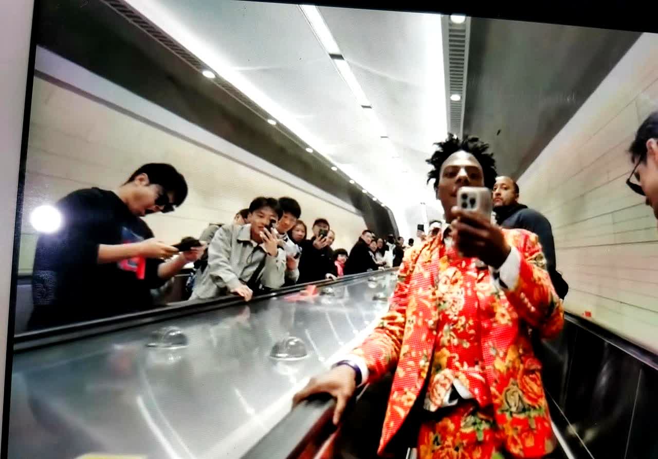 给甲亢哥的中国行来点降温的！最近甲亢哥在中国的网络直播搞得越来越糟，刚开始在