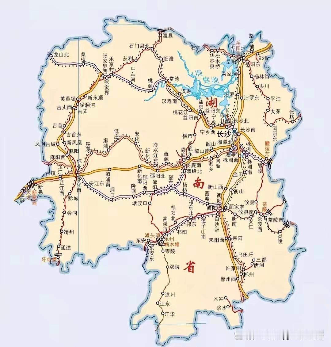 湖南铁路交通十分发达，各个州市均通铁路。这里不仅有350km/小时的京广、沪昆、