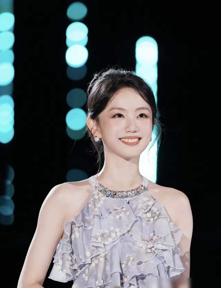 金莎老公上节目第一句话，把图钱俩字给堵死了。主持人问财产，孙丞潇直接说，做婚前公证，省得别人惦记，也