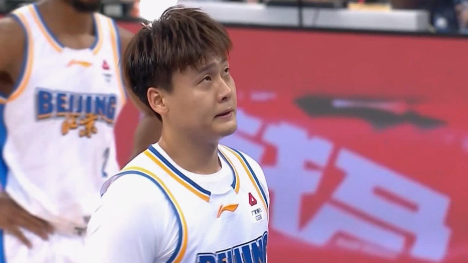 京津德比失利引争议：许利民战术失误遭质疑，赵睿不耐烦表情引热议