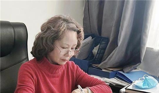 60岁老教师退休金过万震撼全网!40年教龄背后的真相让人肃然起敬我天,我们学