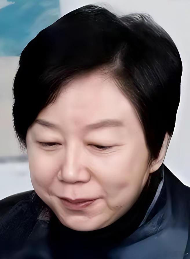 许家印那个老婆，丁玉梅。拿加拿大护照的。2022年，俩人偷偷离了婚。孩子不知道，