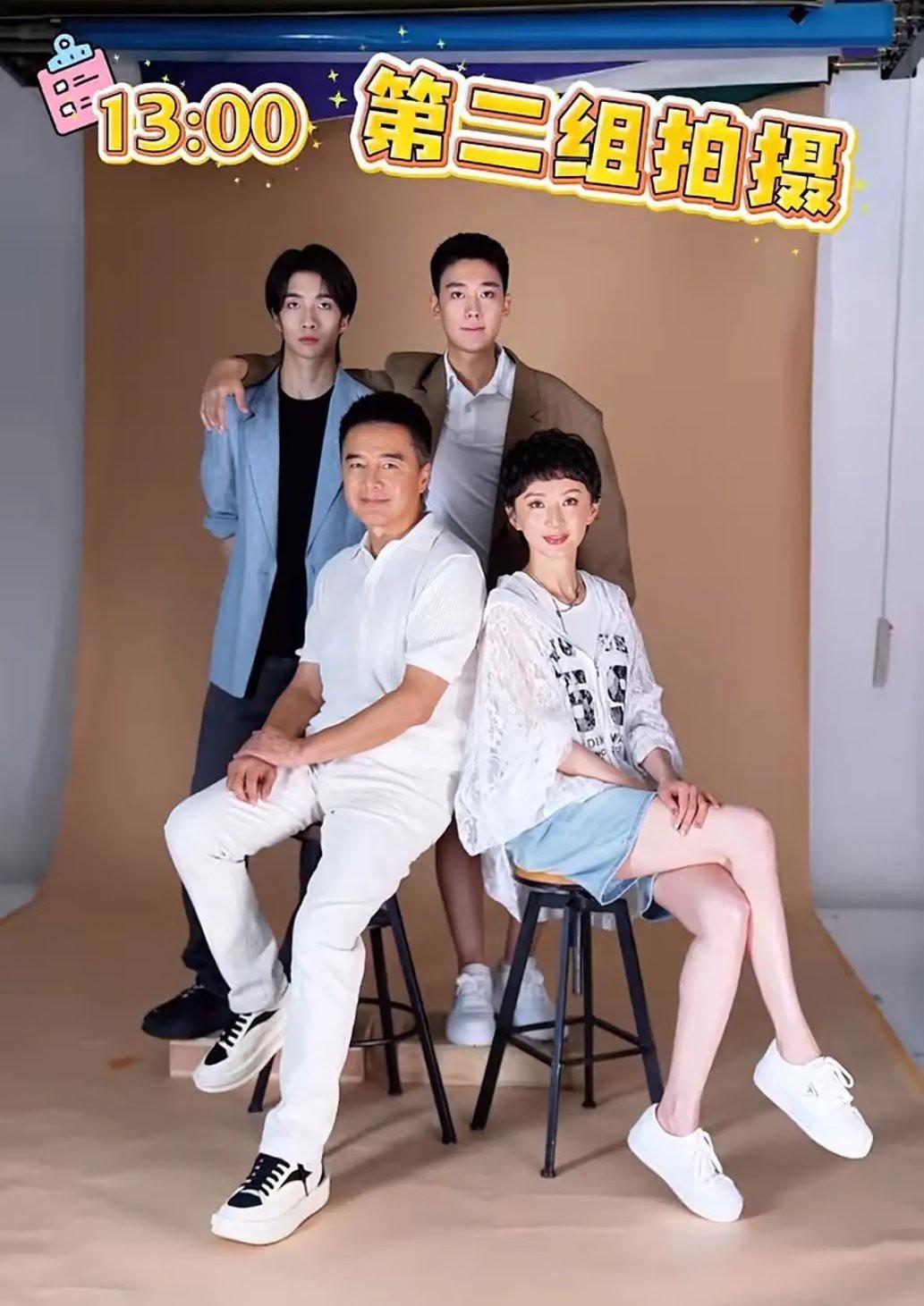 许亚军妻子张澍晒一家四口合影，两个儿子都好帅啊，一个帅气，一个硬汉。话说，张