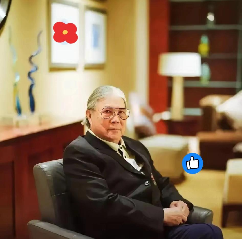 郭晶晶儿子放学掏出四块钱买冰棍，霍震霆站旁边看着眼眶就红了！豪门孙子花几块