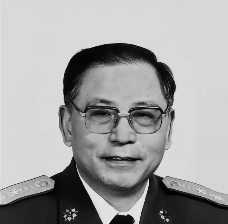 1950年的北京，一场普通工作汇报突然停了下来。李克农推门而入，顾不上寒暄，开口