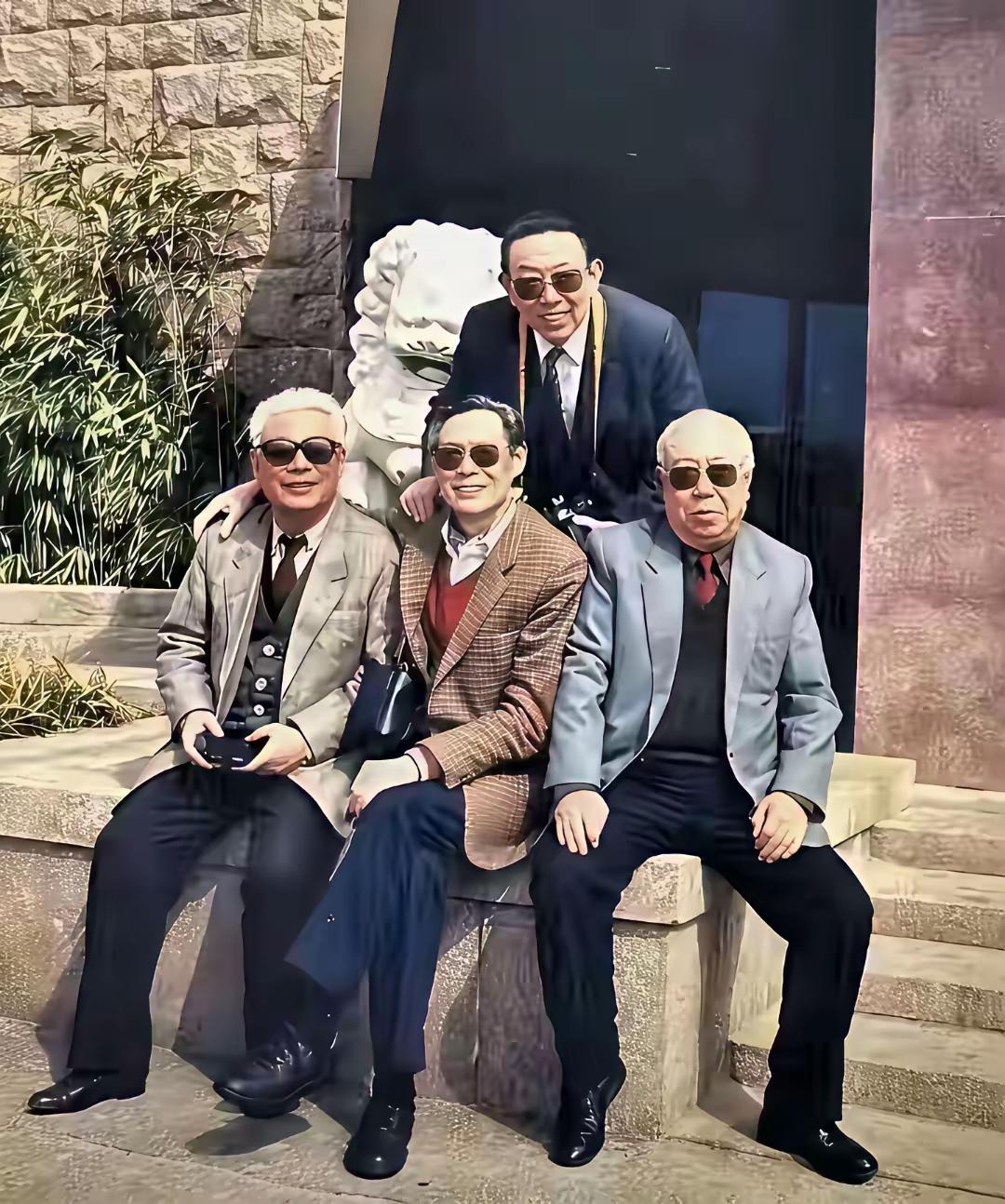 四位老艺术家同框照你们认识吗？他们四位同框照，实在是太有画面感了，尤其是带着