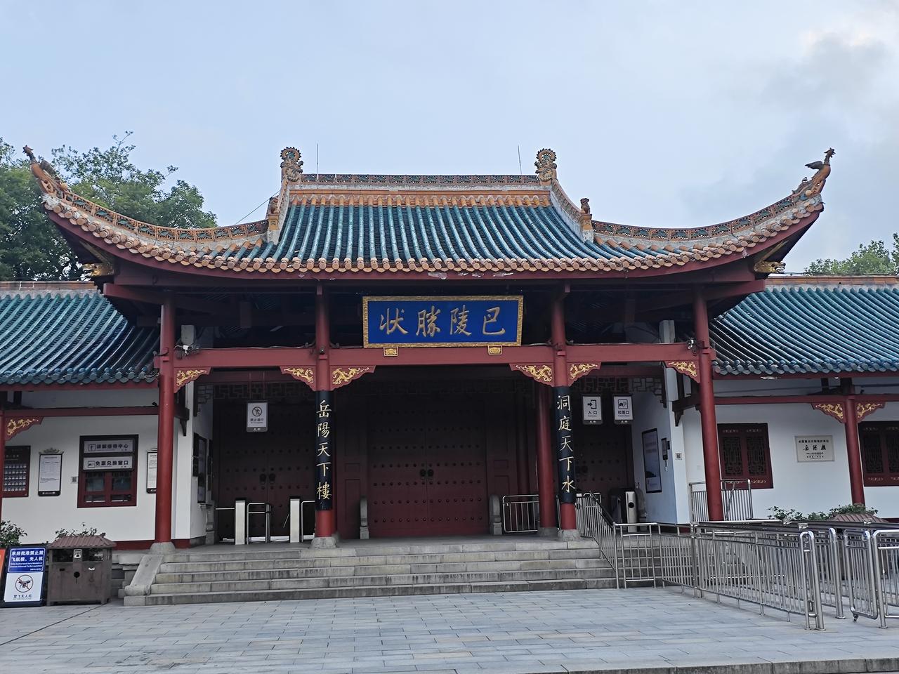 同样是教书一辈子，有人42岁拿下副高，55岁冲到正高四级，还盼着退休前再晋三级；