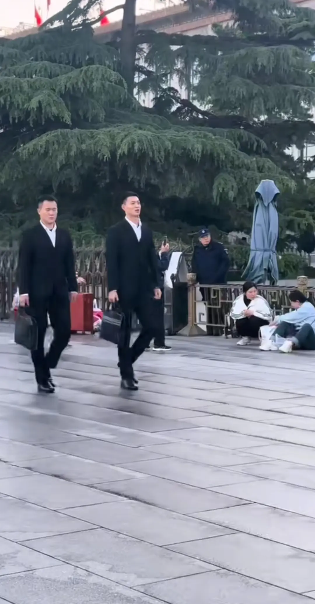 这两位肯定有来头，是便衣吗？