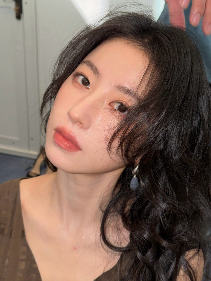 周雨彤怼脸拍家人们，周雨彤的怼脸拍真的绝了！那吹弹可破的皮肤，灵动的眼神，仿佛