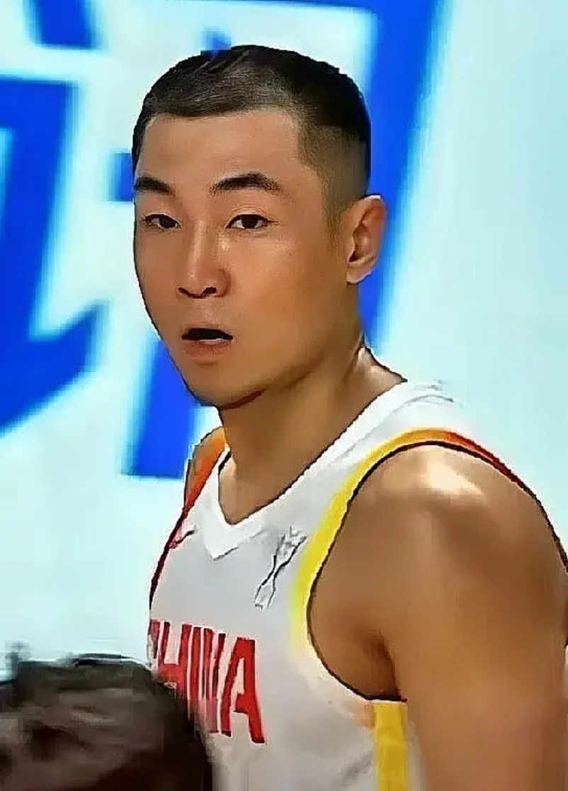 看了一大半男篮亚洲杯比赛才发现，除了血染赛场的“大山”胡金秋之外，高诗岩应该是其