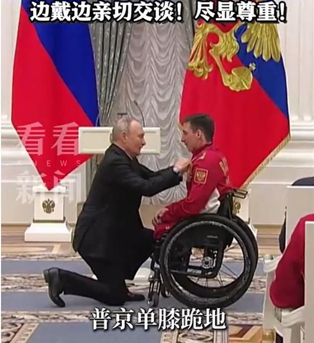 普京单膝跪地，这一跪跪出了让世界沉默的力量！