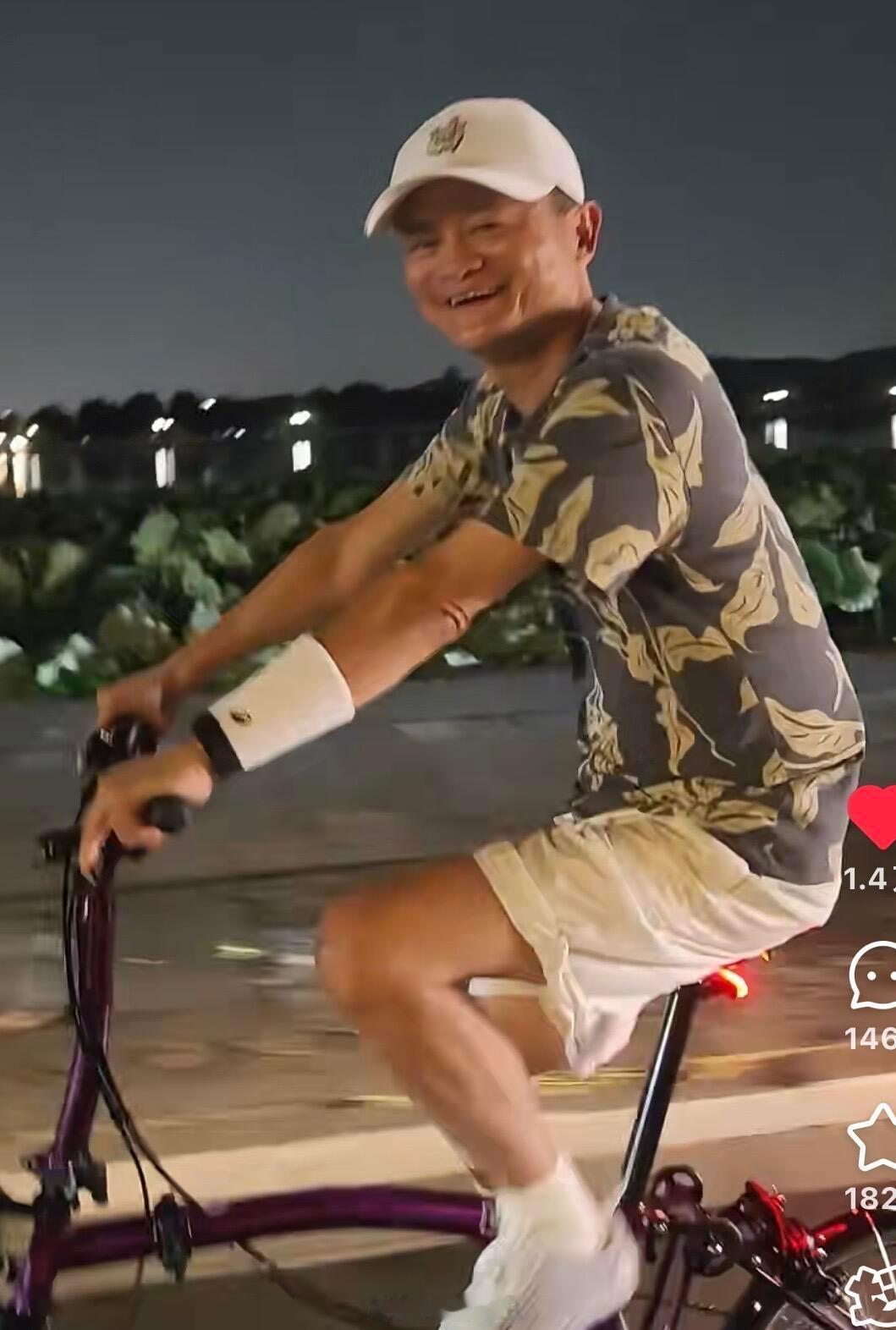 马云骑车夜游西湖马云西湖夜骑他的装备和穿搭。他的装备和穿搭鞋子鬼冢虎，不是第一