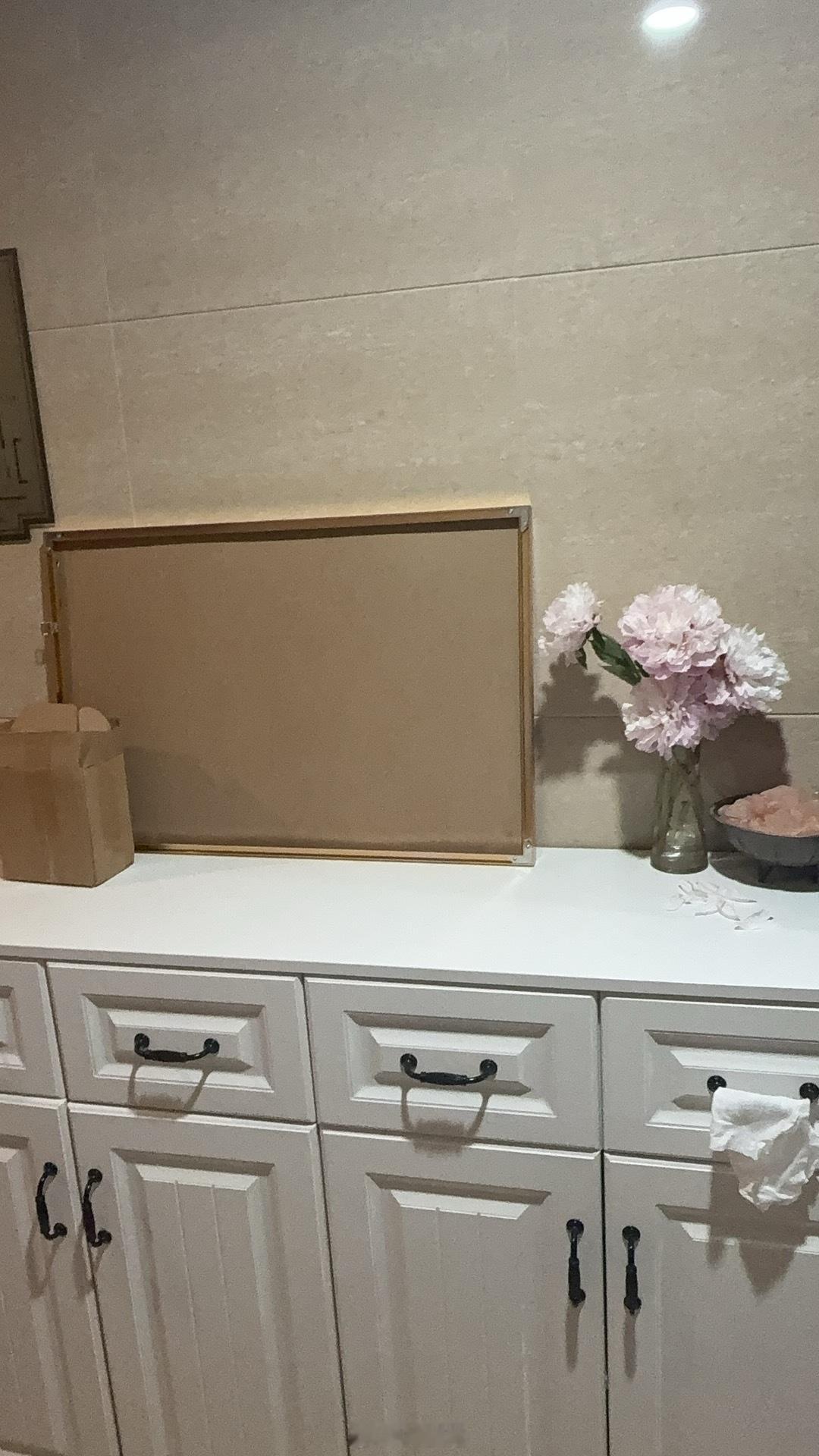 刚才跟邻居吵架了租户搬走以后房东搬回来了，回来第一天在电梯口摆了个巨大的柜子。我