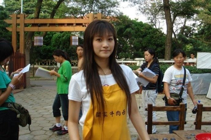早期，李小冉的一张照片，长直发的造型，还有刘海，真的好美萌啊。李小冉