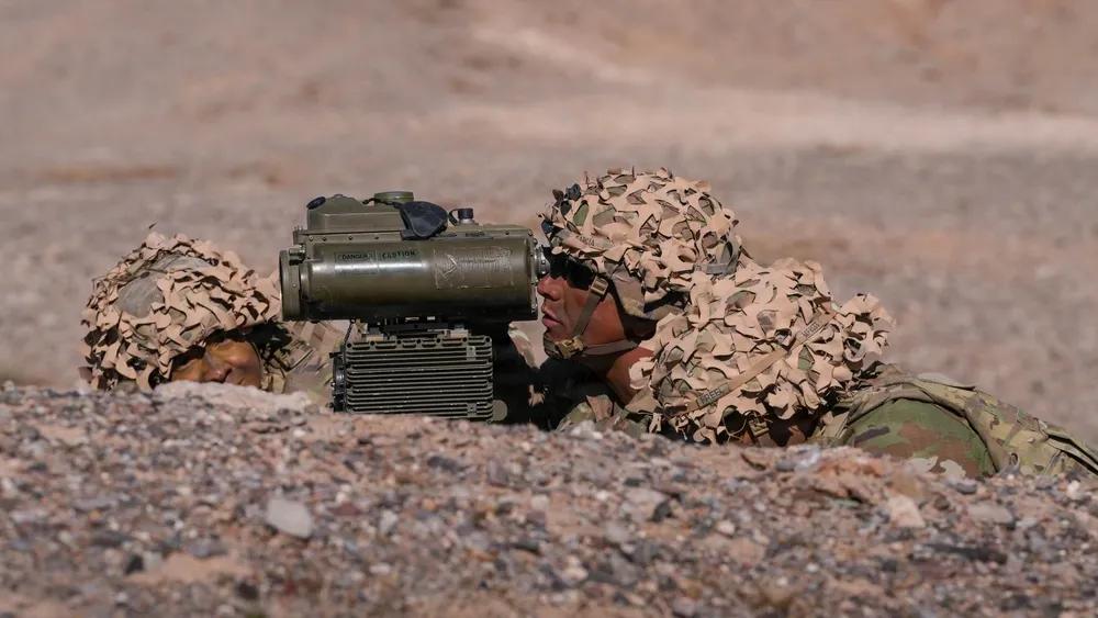 美军展示指引炮弹的一台轻型激光测距指示器。2025年11月20日，隶属于美军第