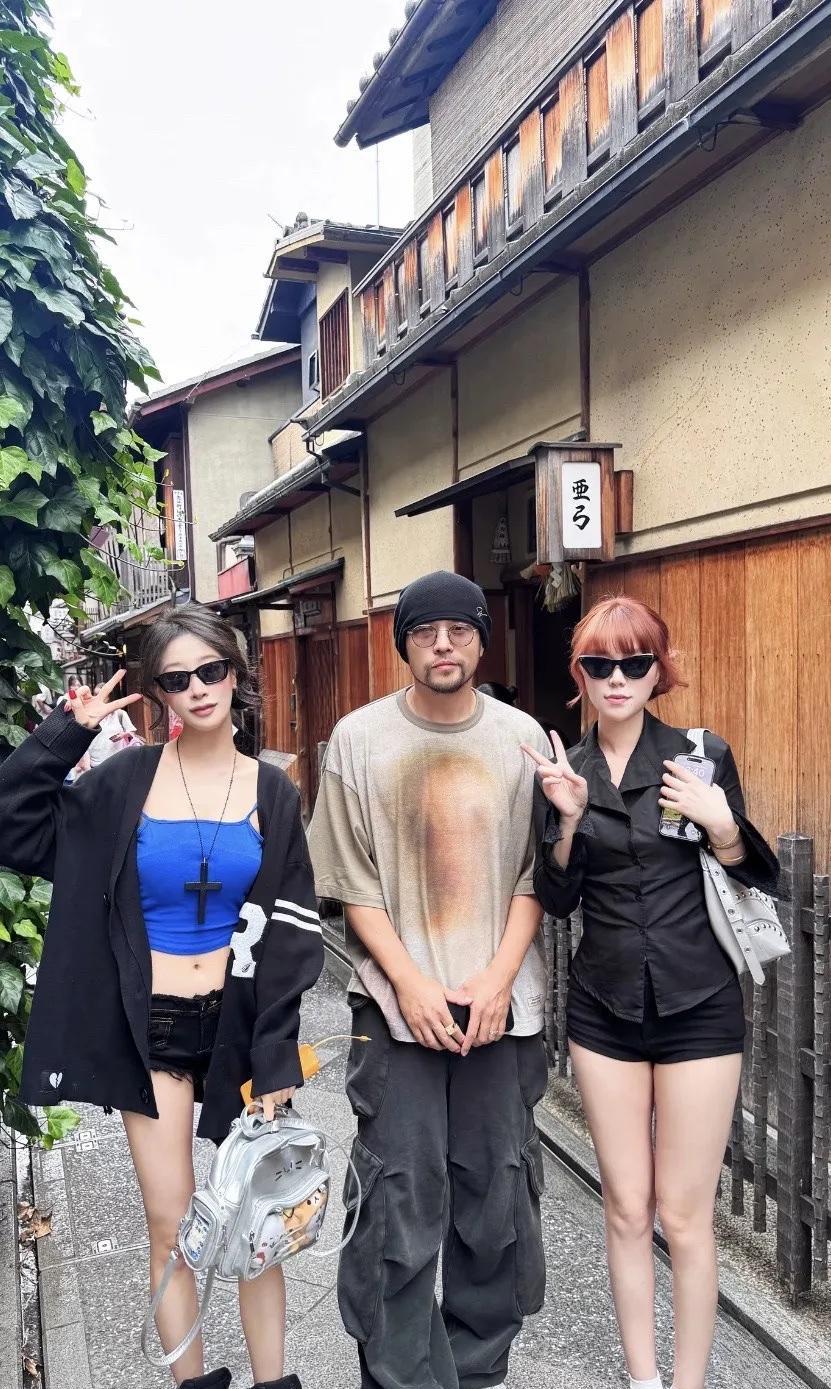 杰伦哥的这个衣服看上去好凌乱啊！