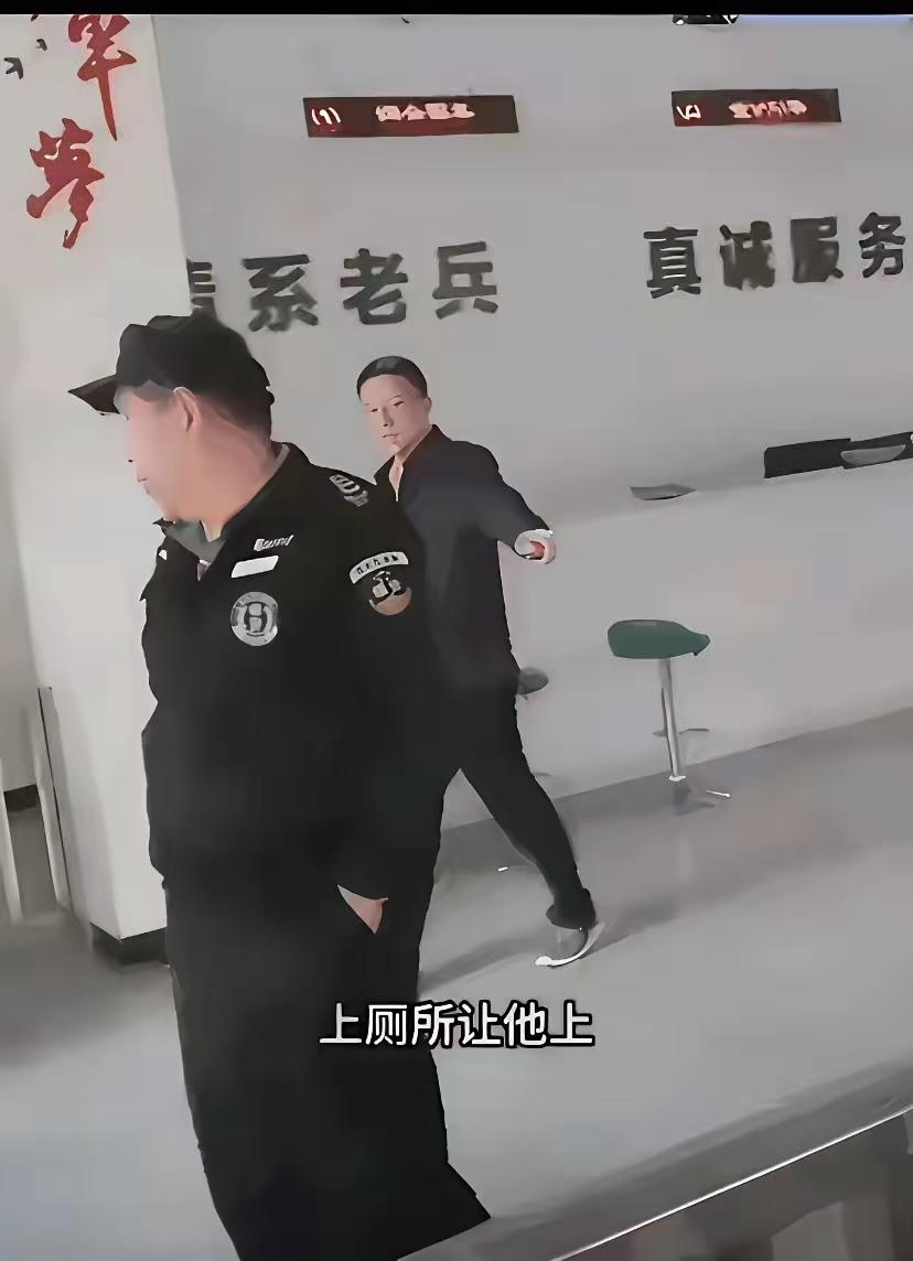 拦着老兵上厕所的两名保安直接被开除了。两个保安和那个说话的领导都要一起开除，什么