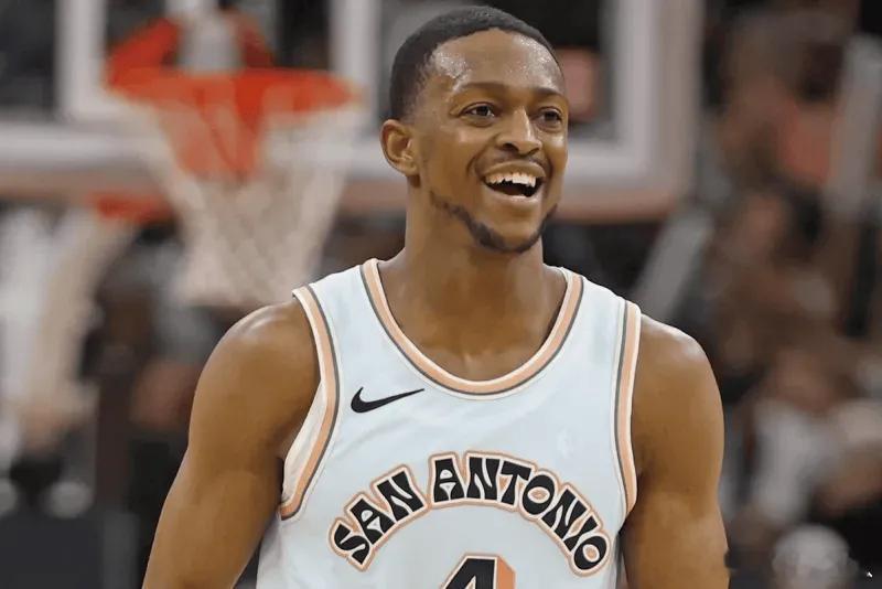 马刺轻取开拓者马刺115-102轻取开拓者，本场比赛，马刺球员达龙-福克斯