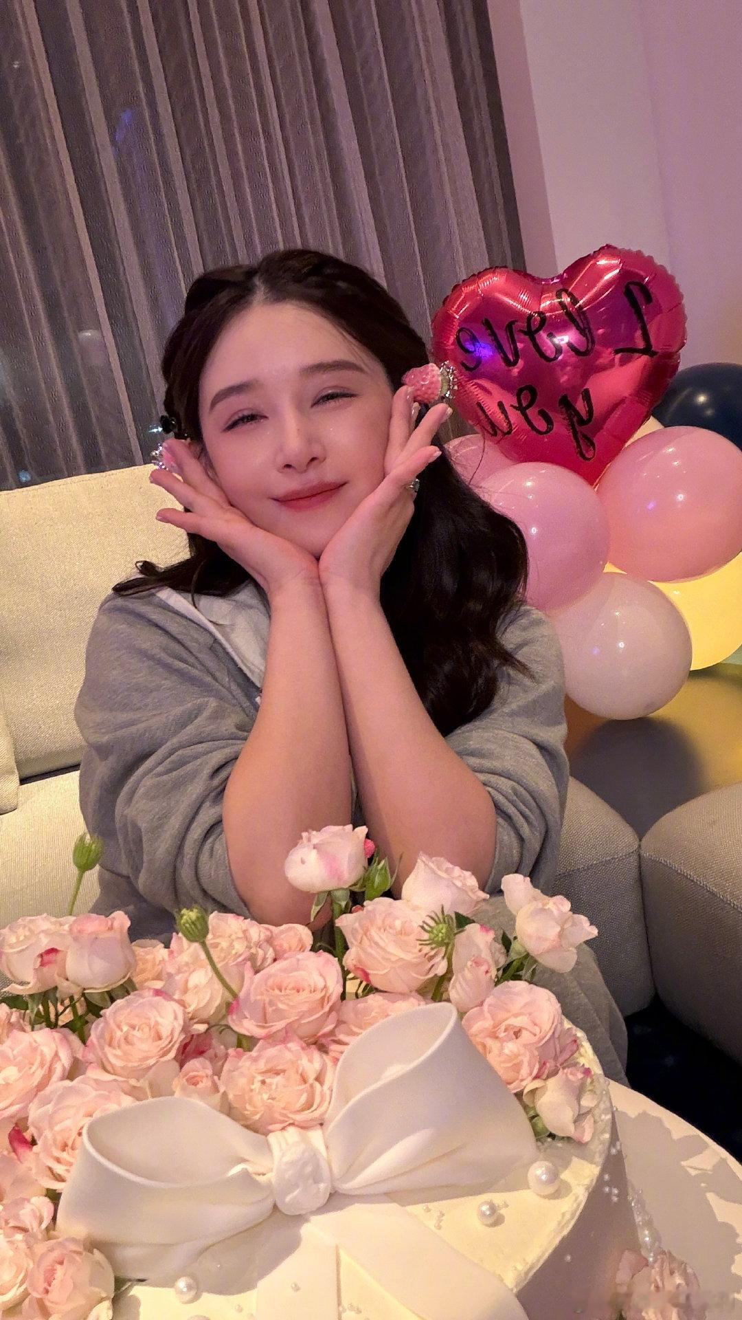 阚清子生日大合照有孙怡阚清子晒生日合照有孙怡别再替两位姐姐不合了，阚清子新发的