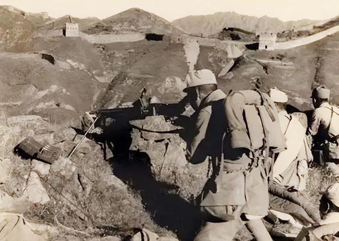 1942年，神枪手王凤麟遭叛徒出卖，被日军围在山上，打到只剩一颗子弹时，他犹豫了