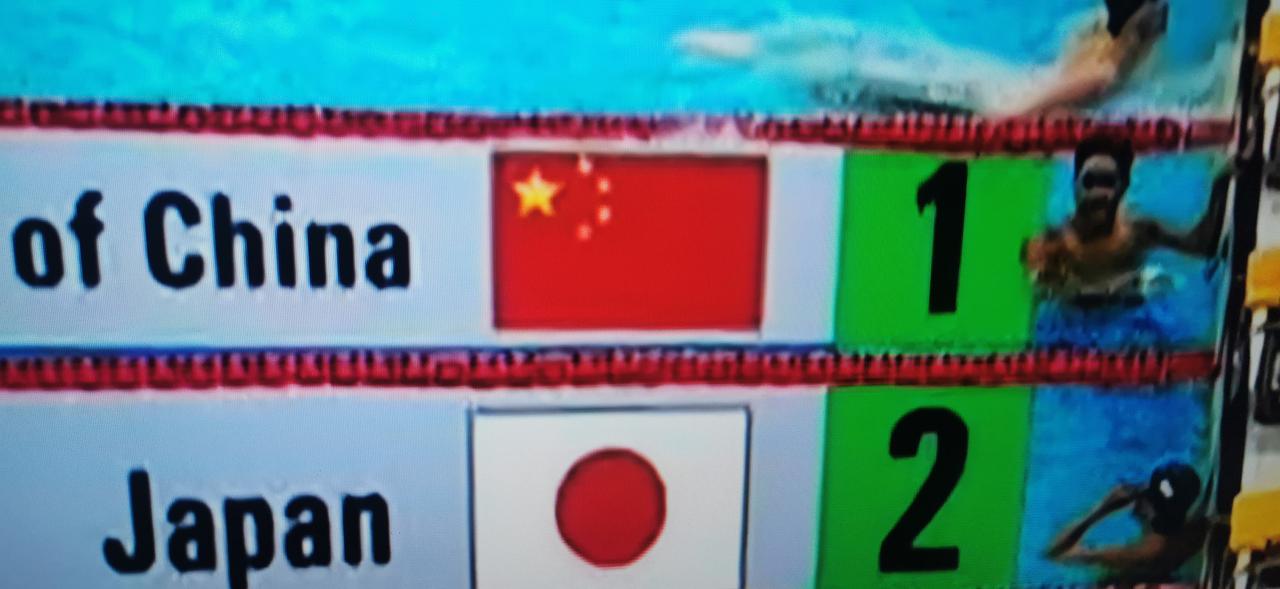 劈波斩浪，中国胜！张展硕最后一棒反超日本，第三棒潘展乐，追到不到两秒，最后一棒