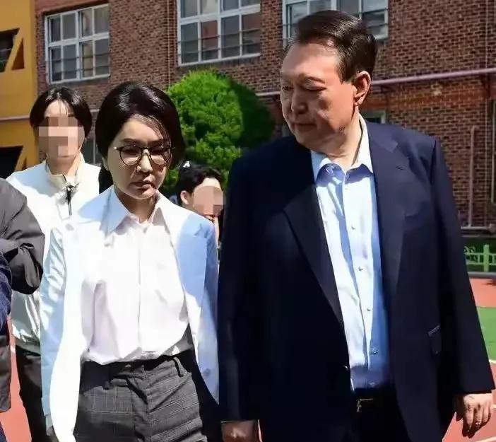 韩国前总统尹锡悦和夫人金建希在拘留所待遇遭来大量民众不满，从他们的生活条件来看，