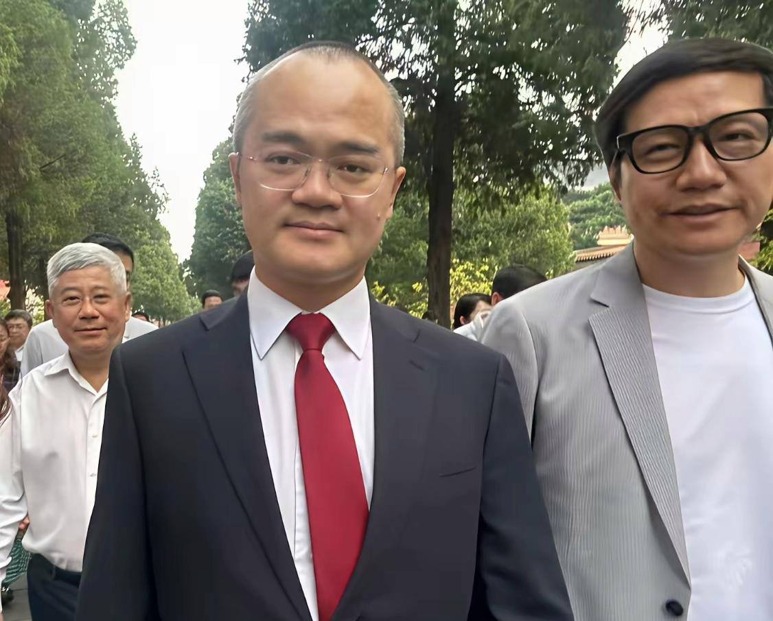 参加阅兵观礼的商业大佬，包括：雷军、王兴、周鸿祎、王小川、刘庆峰、董宇辉等。其