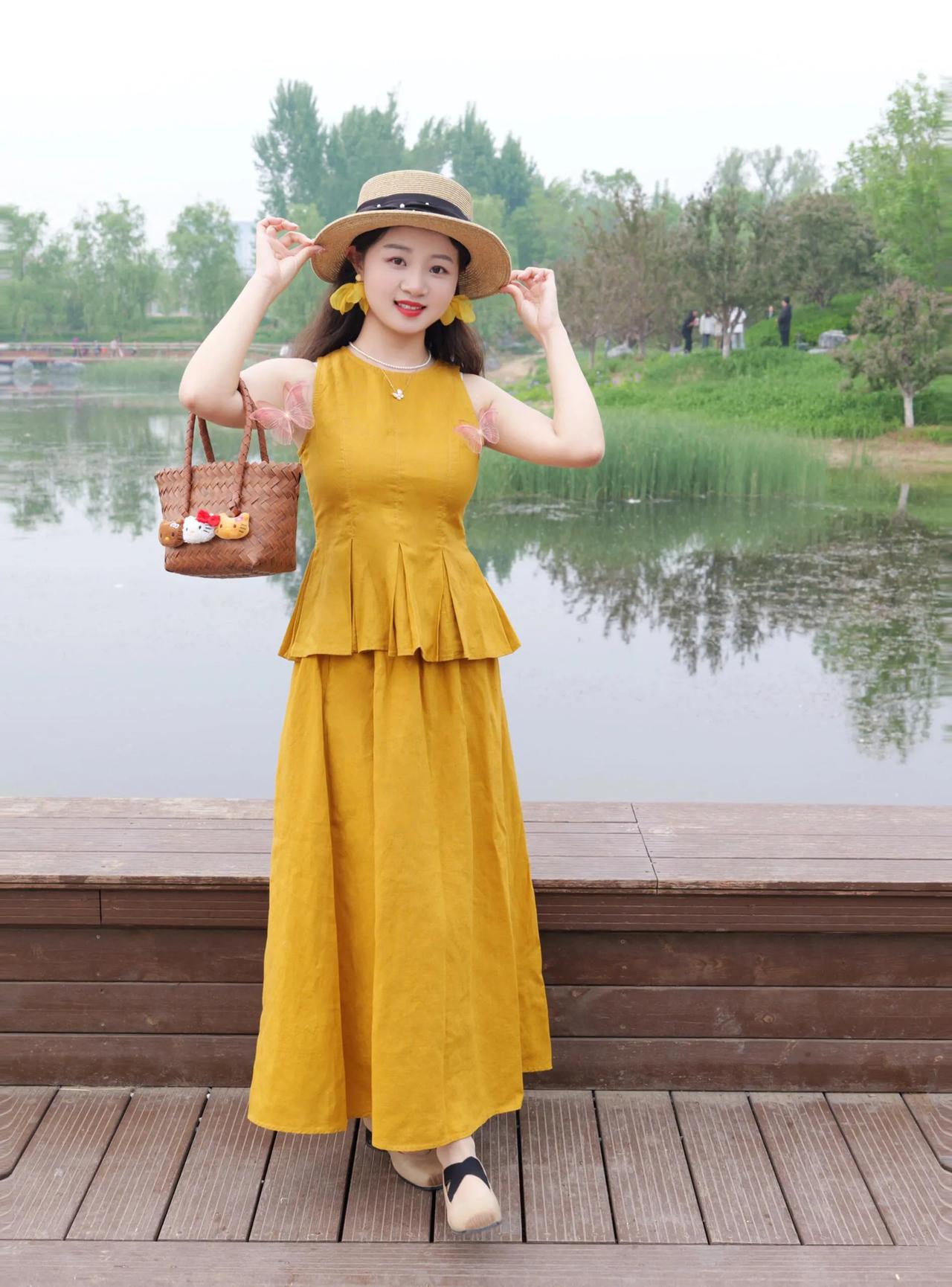 夏日穿搭指南黄色连衣裙+草帽清新自然轻松惬意温柔时尚气质黄色连衣裙