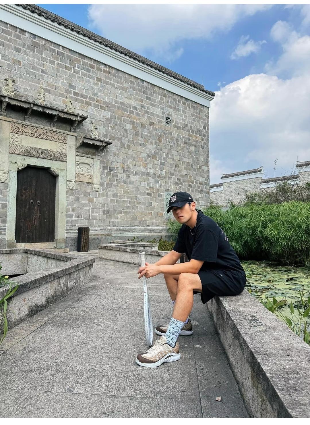 周杰伦，鞋子的颜色渐变真好看。