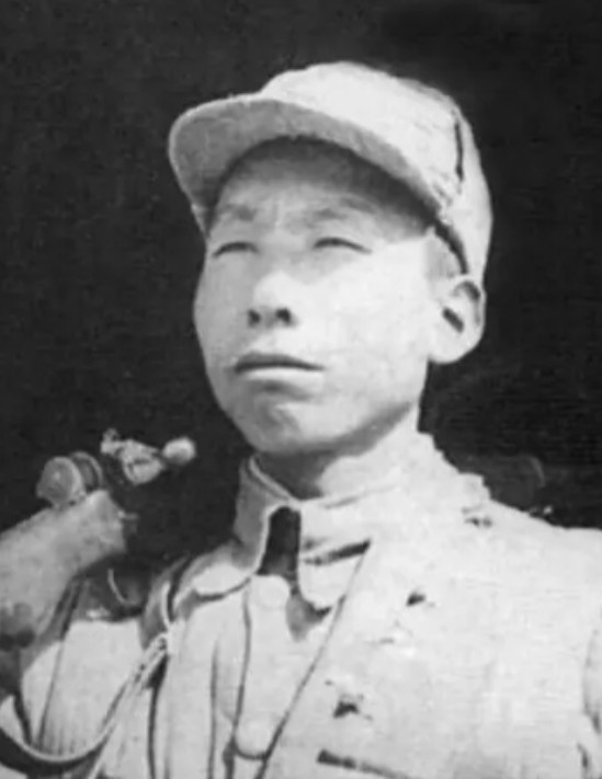 1945年，一名年轻国军被感化过来后，轻蔑地说：“这么穷，共产党就几条破枪，怎么