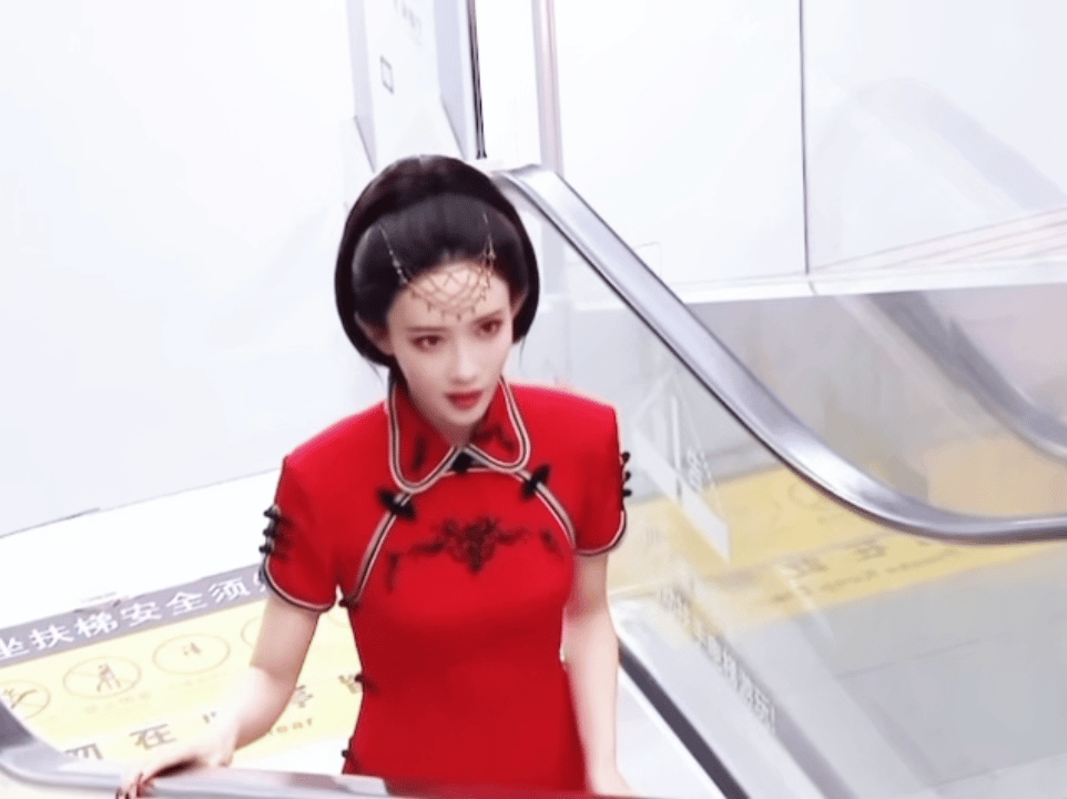 孟子义当铺主理人孟子义喜欢阿精孟姐cos第八号当铺阿精太绝了！红衣旗袍风情万种